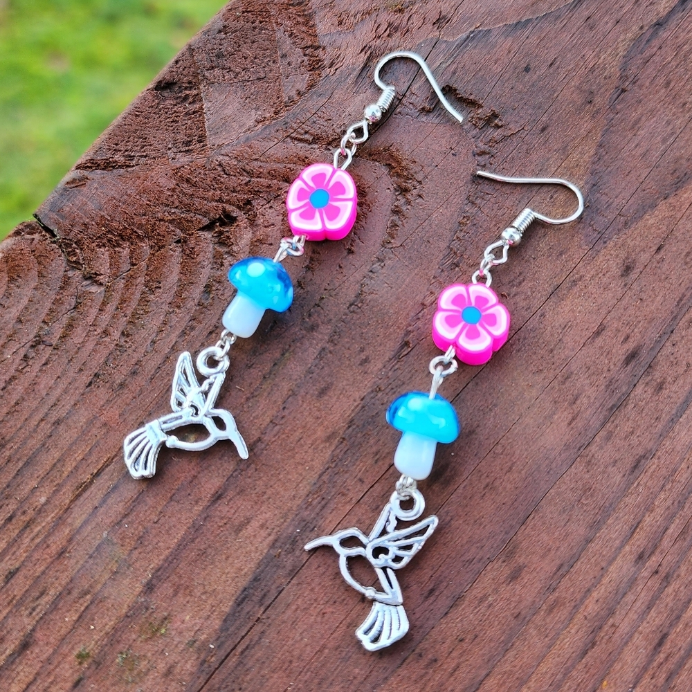 🥳SALE🥳🦙🐦🍄 Spring in the air! Hummingbird mushroom dangle earrings - Picture 3 of 11